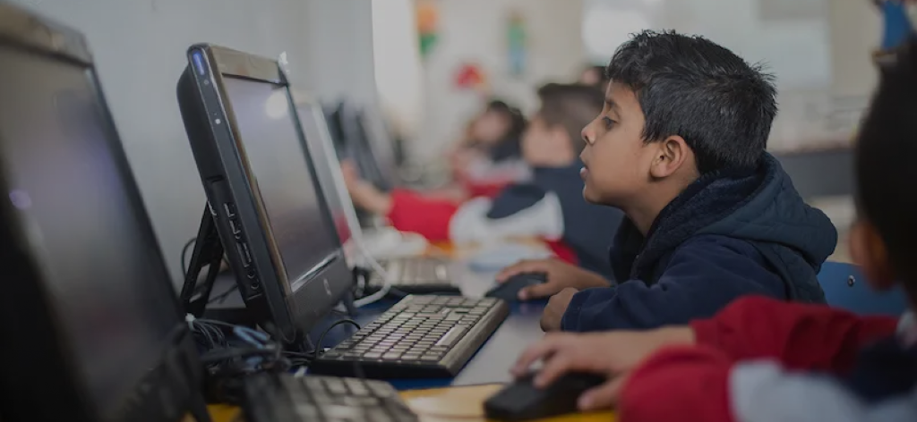 Niños aprendiendo computación